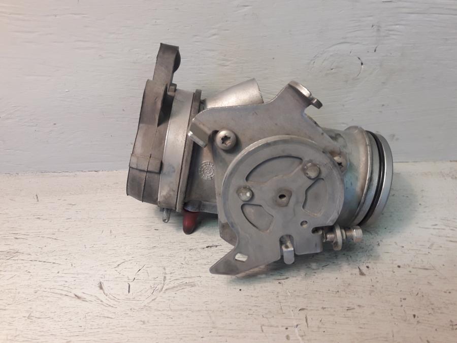 Baksidan på Spjällhus från en BMW R 1150 R -2004 motorcykel.