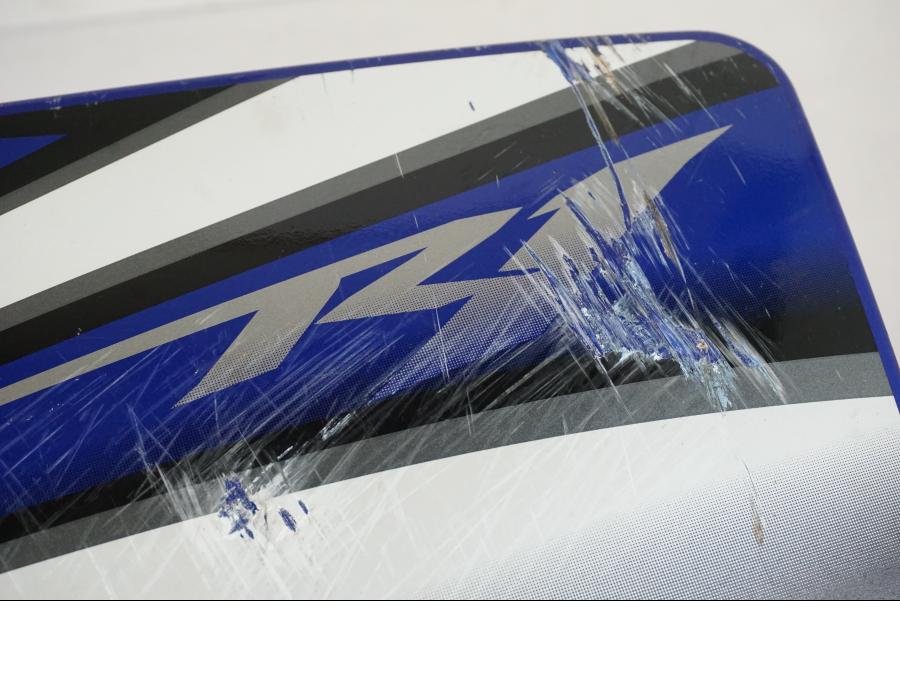 Snett nerifrån på Sidkåpa från en Yamaha YZF 1000 R1 -2007 motorcykel.