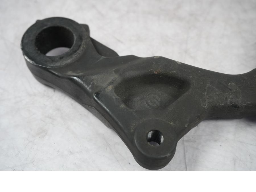 Vänster sida på Bromsoksfäste från en H-D Touring Street Glide FLHX -2009 motorcykel.