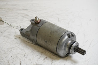 Framsidan på Startmotor från en Honda CBR 900 RR -2002 motorcykel.