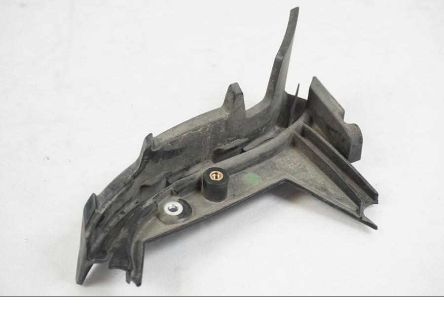 Baksidan på Plast från en KTM 1290 Super Duke R -2022 motorcykel.