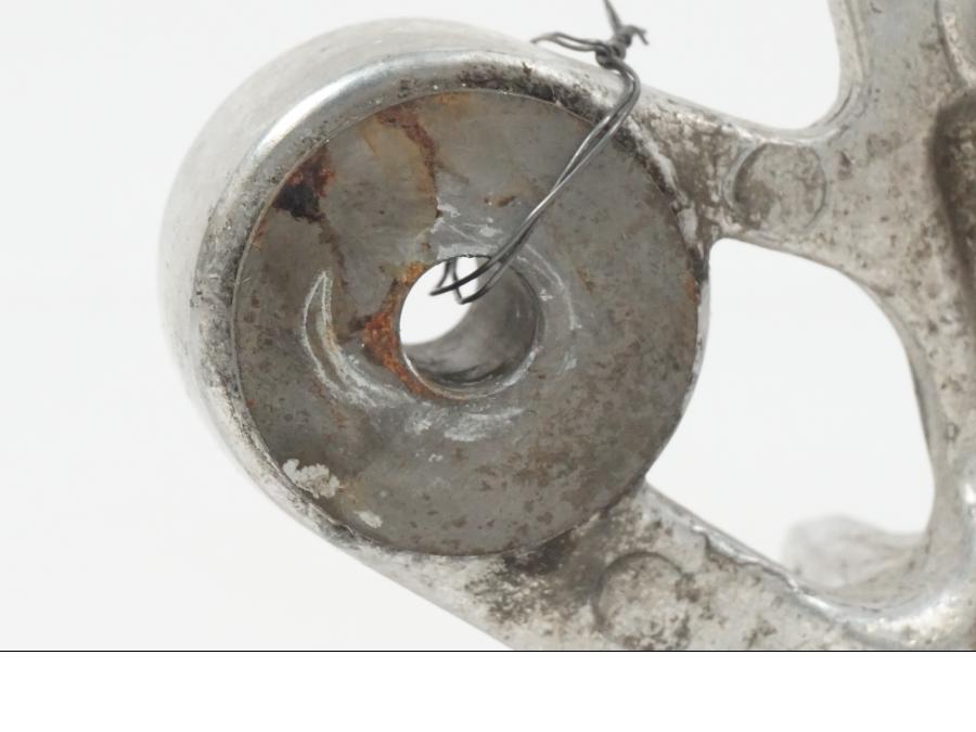 Vänster sida på Fotpinnefäste från en Yamaha XJ 900 -1997 motorcykel.