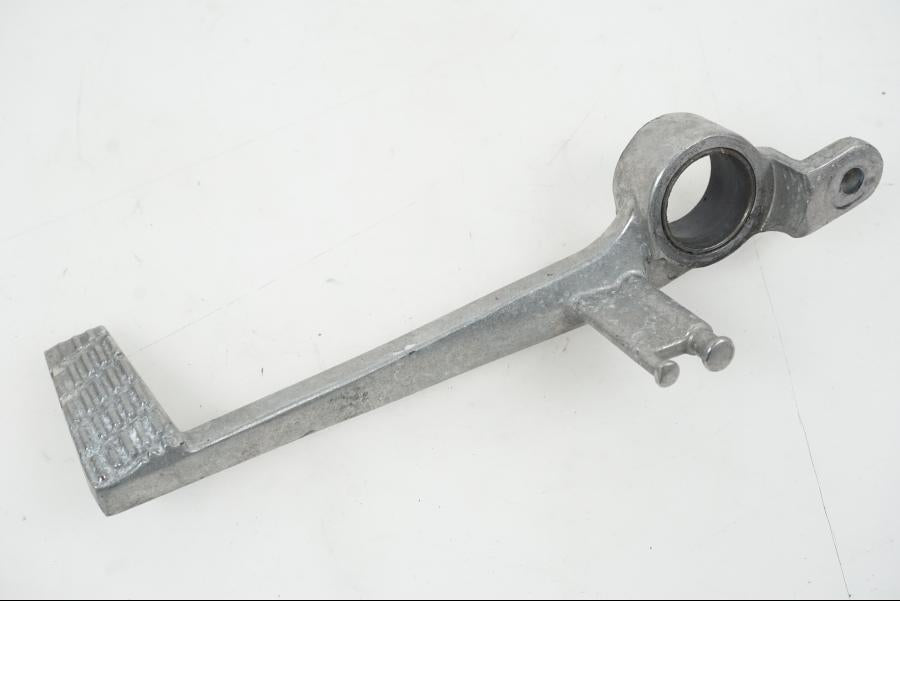 Snett nerifrån på Bromspedal från en Suzuki GSX-R 750 -2009 motorcykel.