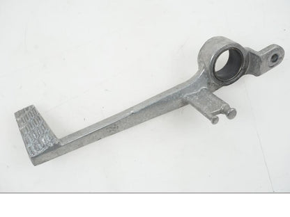 Snett nerifrån på Bromspedal från en Suzuki GSX-R 750 -2009 motorcykel.