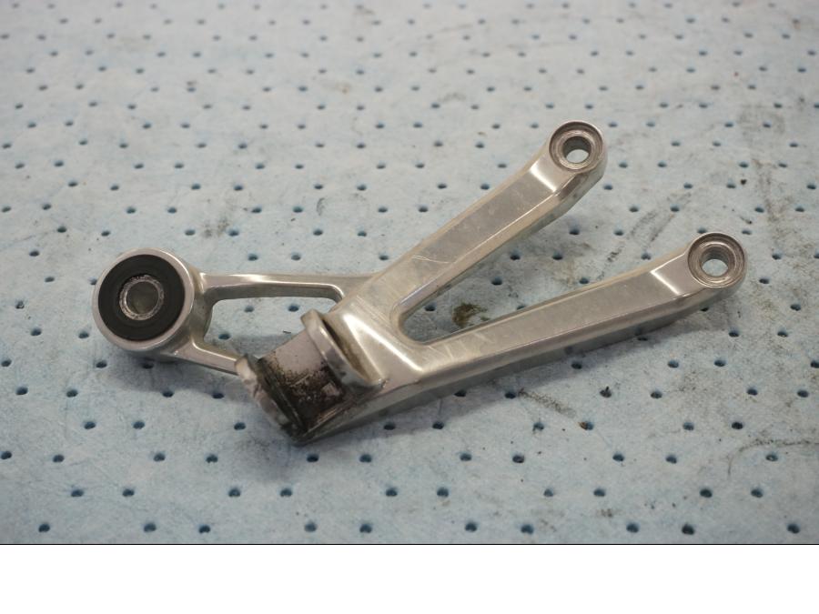 Framsidan på Fotpinnefäste från en Yamaha YZF 1000 R1 -2003 motorcykel.