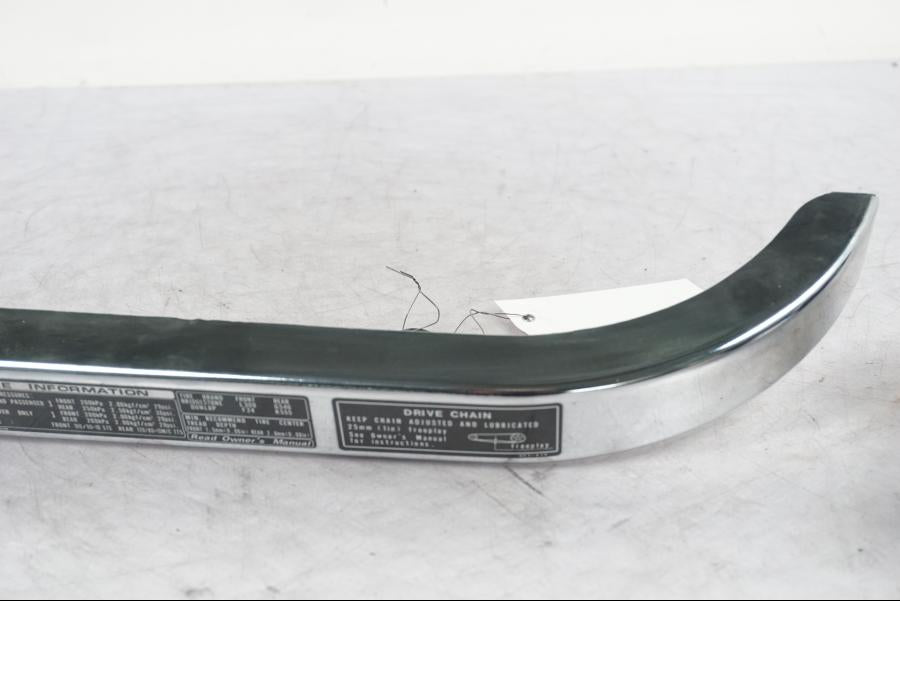 Vänster sida på Kedjeskydd från en Honda VT 600 C -1998 motorcykel.