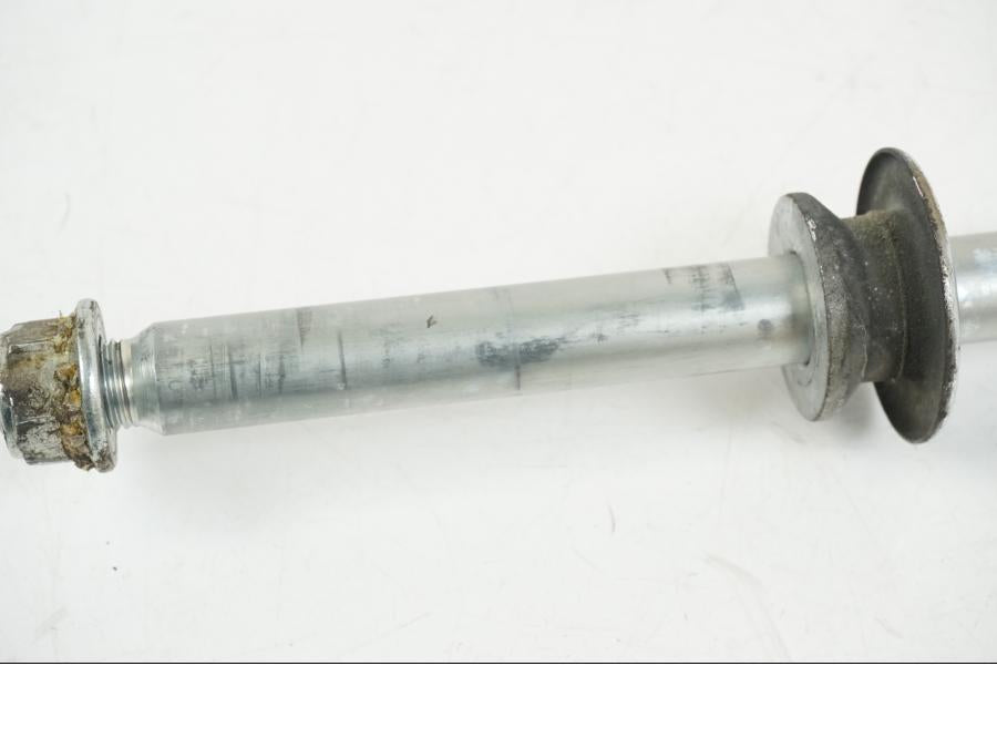 Baksidan på Axel från en Suzuki VS 1400 -1999 motorcykel.