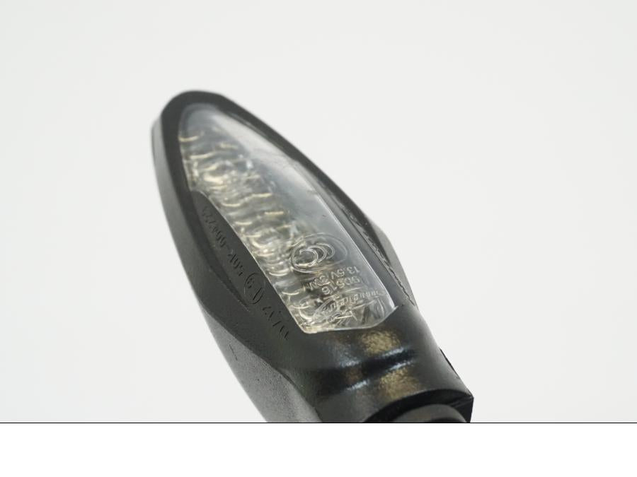 Snett nerifrån på Blinkers från en KTM 1290 Super Duke -2020 motorcykel.