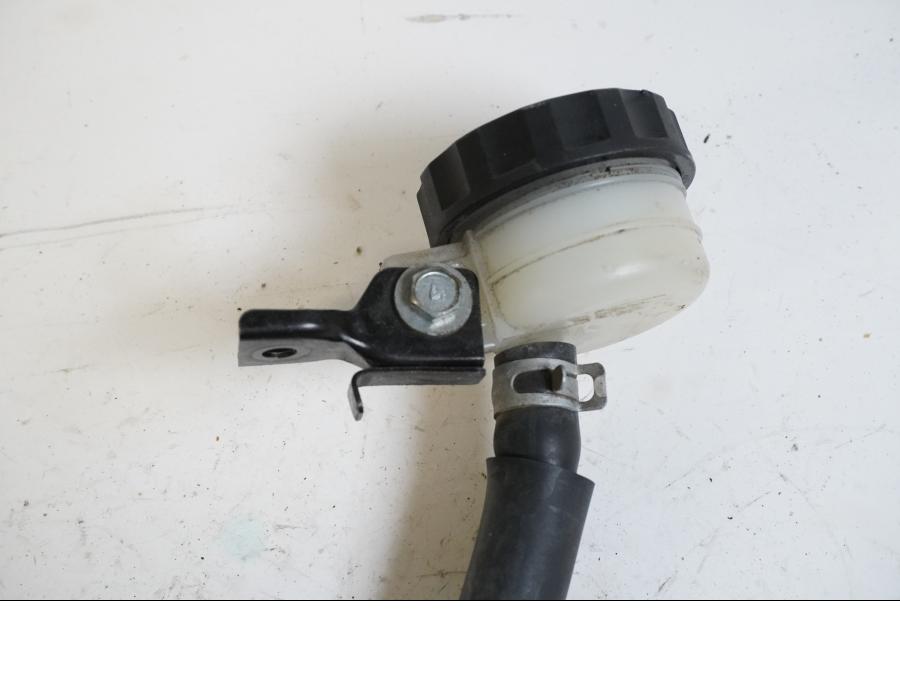 Vänster sida på Bromshuvudcylinder från en Kawasaki ZZR 1100 -1998 motorcykel.