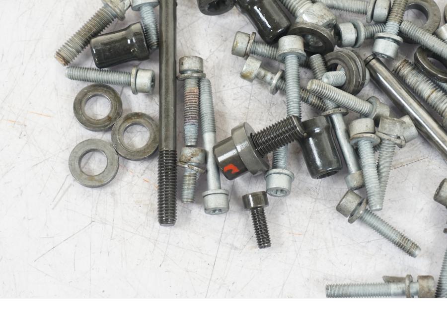 Snett nerifrån på Skruv / Mutter etc från en BMW R 1200 GS -2017 motorcykel.