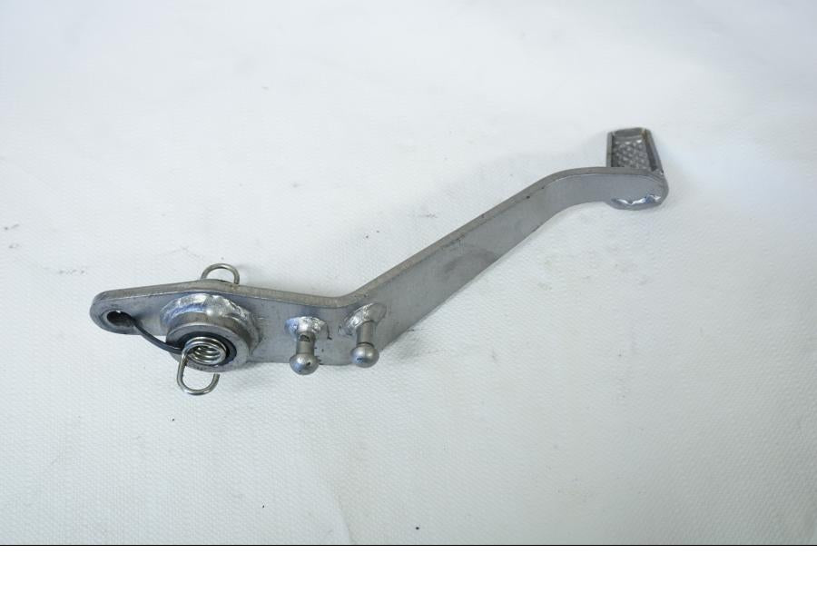 Baksidan på Bromspedal från en Kawasaki Z 800 -2013 motorcykel.