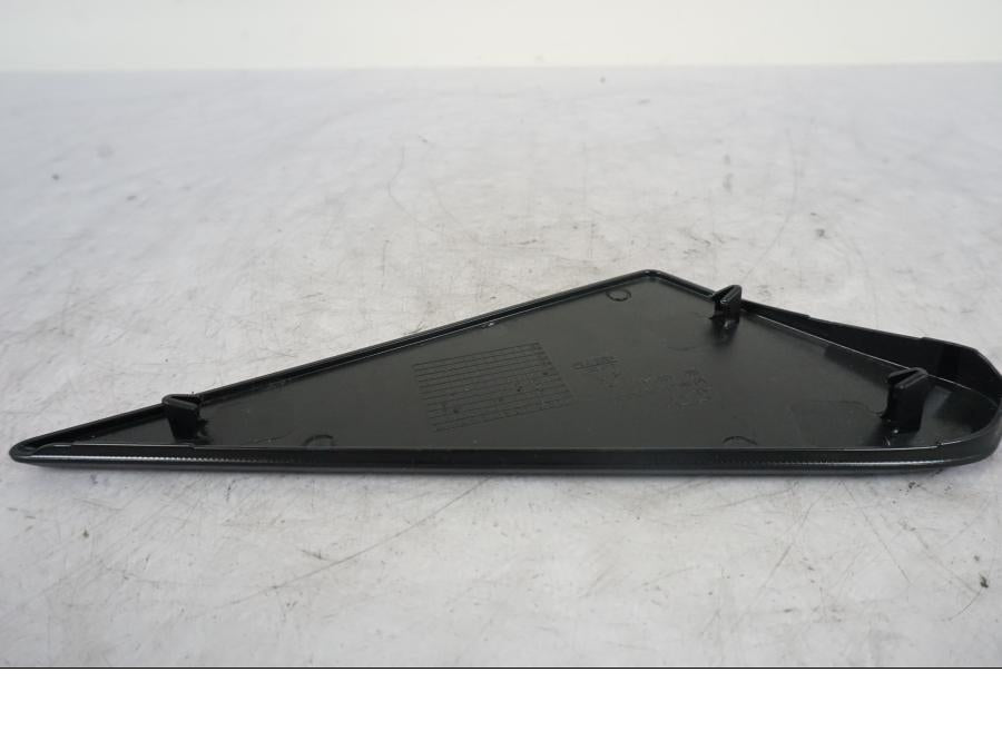 Snett nerifrån på Sidopanel från en KTM 1290 Super Duke R -2023 motorcykel.