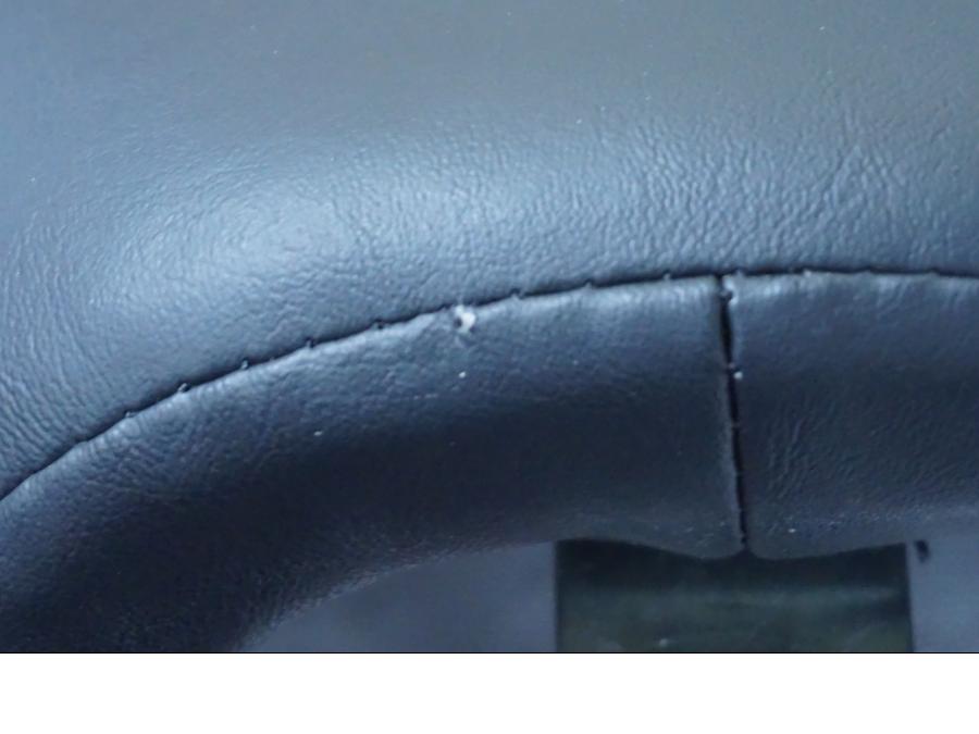 Snett nerifrån på Sadel från en H-D Sportster 1200 XL1200C -2021 motorcykel.