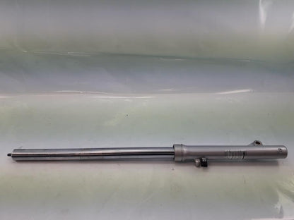 Framsidan på Gaffelben från en Kawasaki KLE 500 -2001 motorcykel.