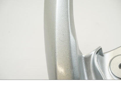 Snett nerifrån på Passagerarhandtag från en Suzuki SV 650 -2004 motorcykel.