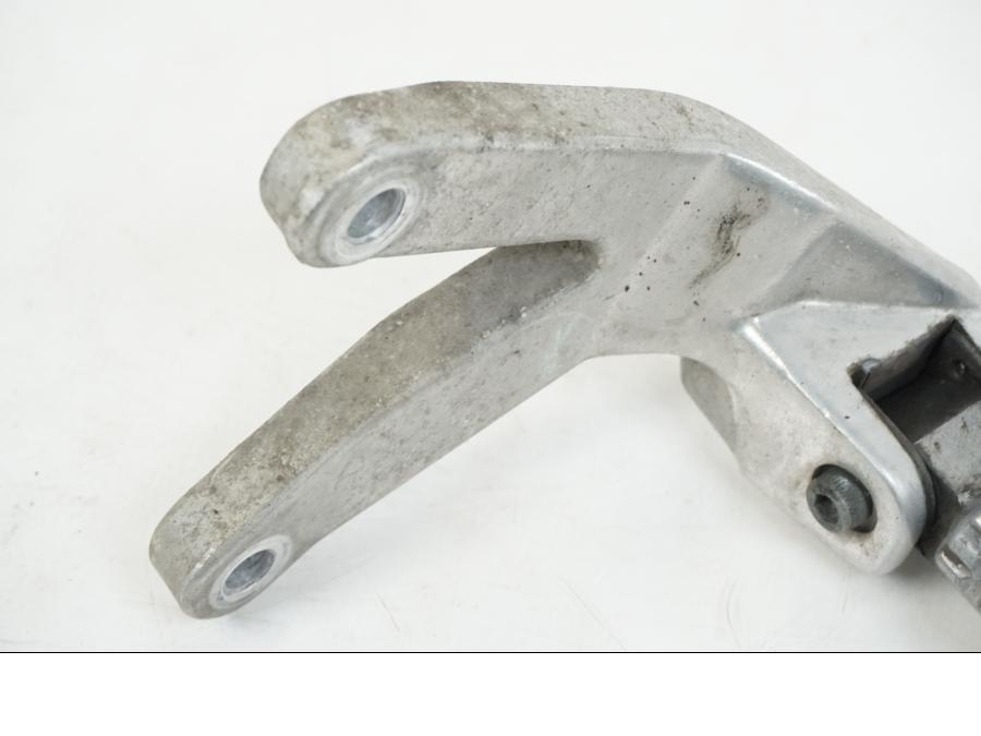 Höger sida på Fotpinnefäste från en Yamaha FZR 1000 -1990 motorcykel.