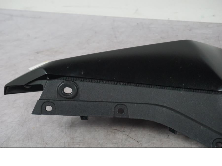 Snett uppifrån på Bakvinge från en Yamaha MT-09 -2024 motorcykel.