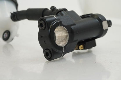 Snett nerifrån på Bromshuvudcylinder från en Yamaha YZF R7 -2022 motorcykel.