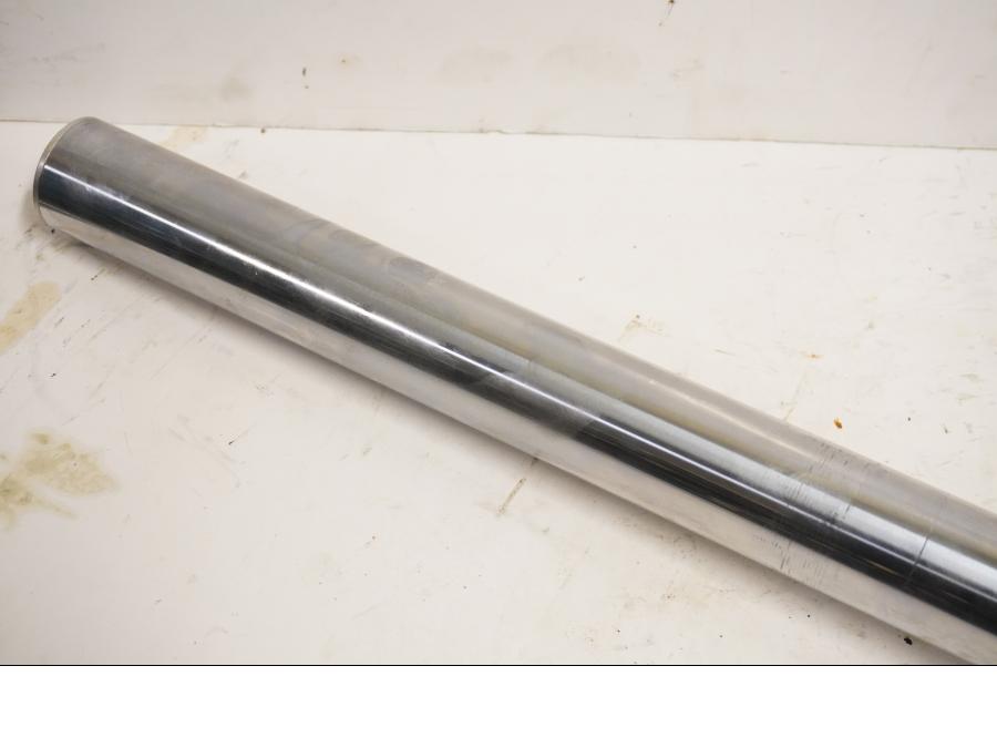 Vänster sida på Gaffelben från en Triumph America -2004 motorcykel.