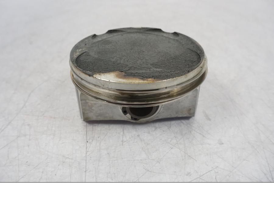 Baksidan på Kolv från en BMW R 1200 GS -2010 motorcykel.