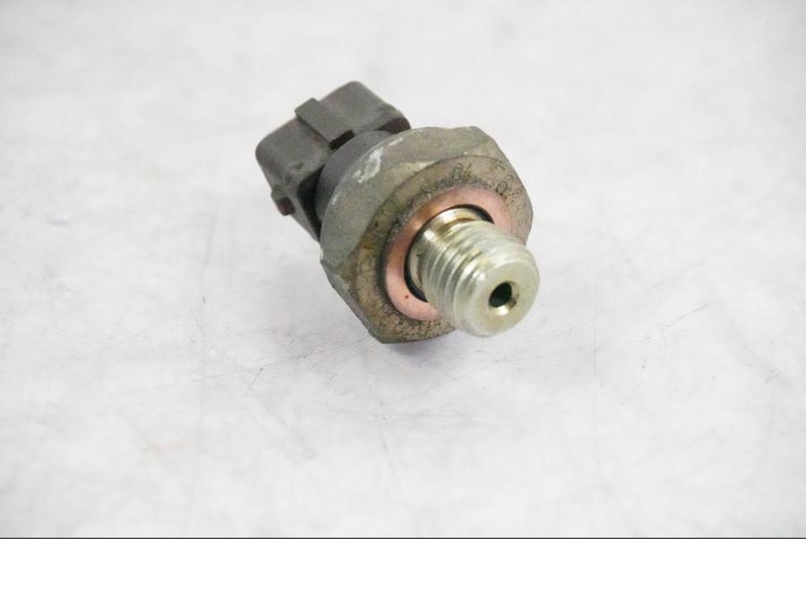 Baksidan på Oljetryckgivare från en BMW K 1200 S -2005 motorcykel.