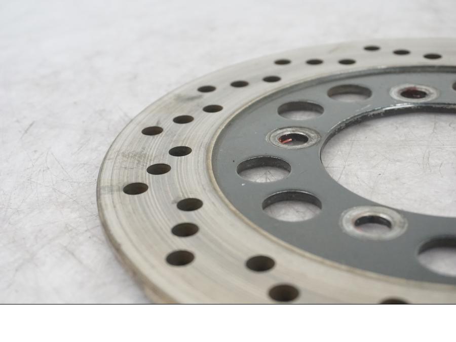 Vänster sida på Bromsskiva från en Kawasaki ZX-7R -1996 motorcykel.