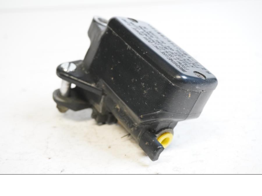 Baksidan på Bromshuvudcylinder från en Honda CB 600 Hornet -2003 motorcykel.