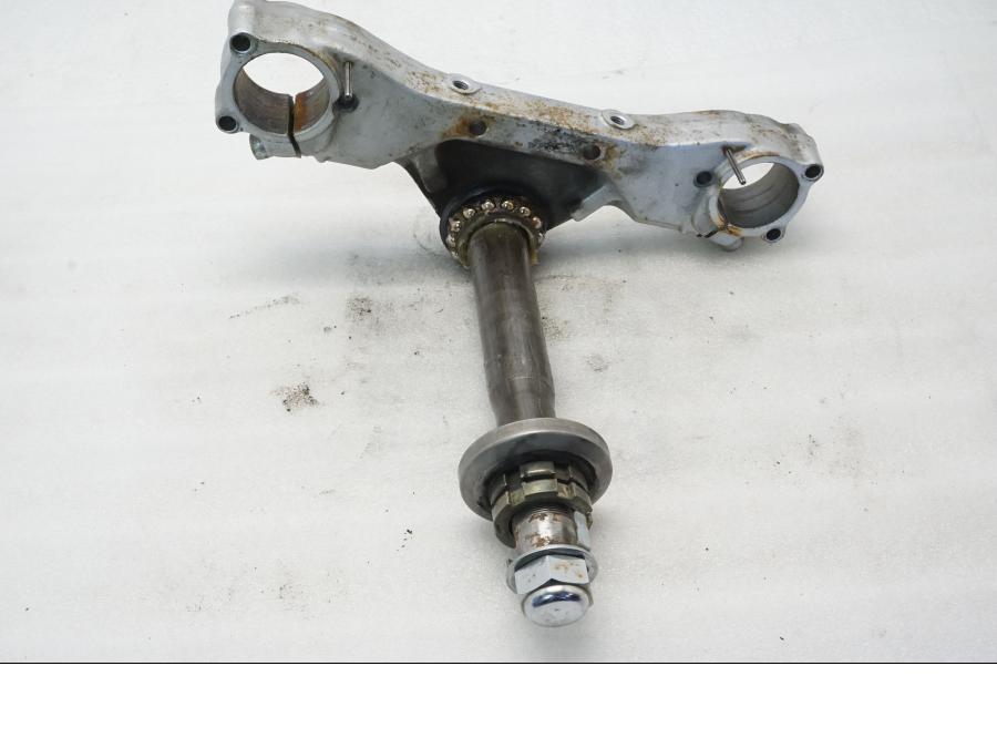 Baksidan på Gaffelkrona från en Yamaha XVS 650 -1999 motorcykel.