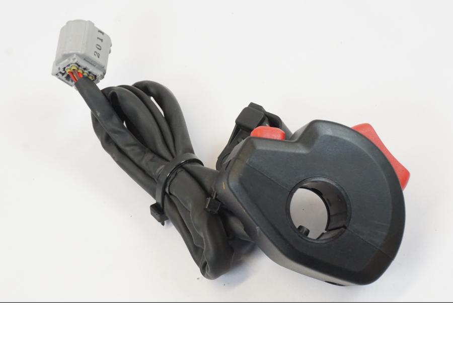 Snett uppifrån på Styrelreglage från en Triumph Trident -2021 motorcykel.