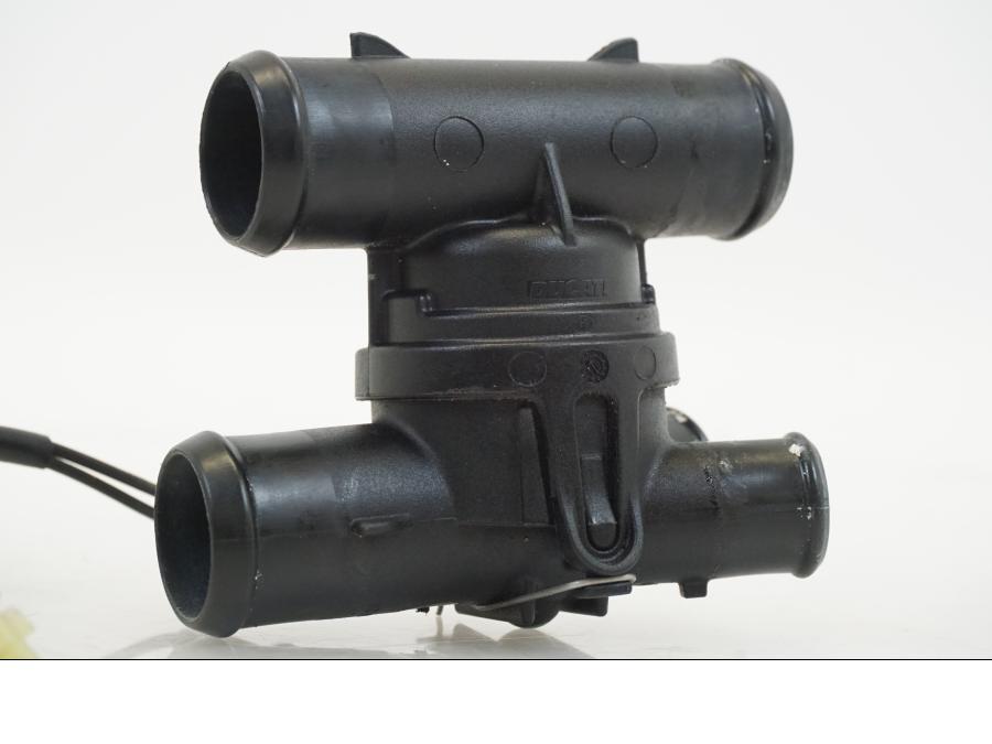 Baksidan på Vattentermostathus från en Ducati Streetfighter V4 -2020 motorcykel.