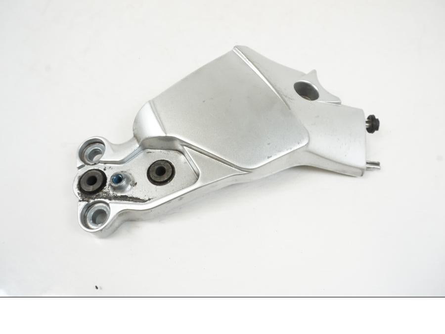 Framsidan på Fotpinnefäste inre från en Yamaha BT 1100 -2003 motorcykel.