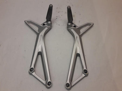 Framsidan på Fotpinnefäste från en MV Agusta F3 675 -2013 motorcykel.