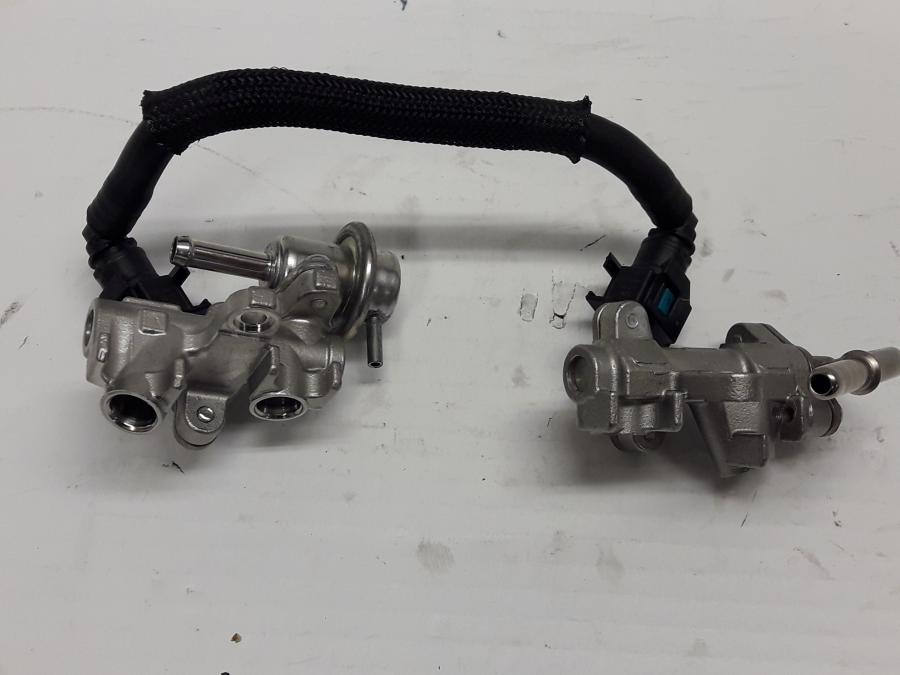 Framsidan på Fuel Rail från en Yamaha XJR 1300 -2015 motorcykel.