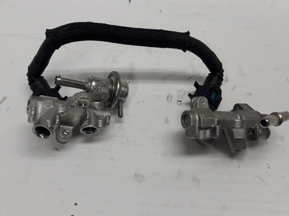 Framsidan på Fuel Rail från en Yamaha XJR 1300 -2015 motorcykel.