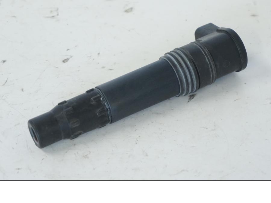 Snett nerifrån på Tändspole från en Kawasaki ER-6N -2012 motorcykel.