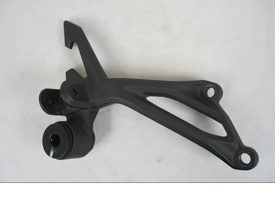 Framsidan på Fotpinnefäste från en Kawasaki Z 900 -2021 motorcykel.