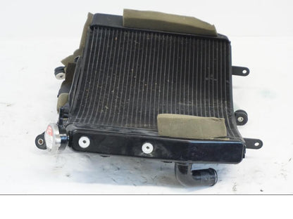 Snett uppifrån på Vattenkyl från en Yamaha YZF R6 -2006 motorcykel.