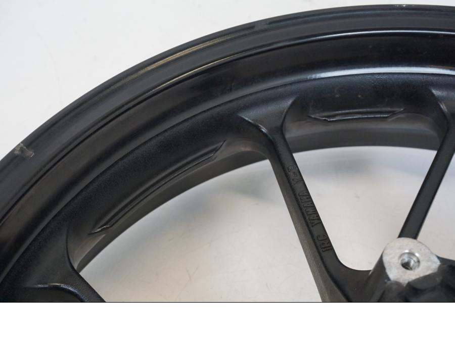 Snett uppifrån på Fälg från en Yamaha XSR 700 -2016 motorcykel.