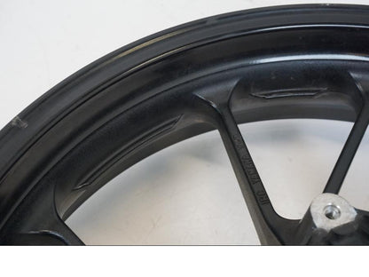 Snett uppifrån på Fälg från en Yamaha XSR 700 -2016 motorcykel.