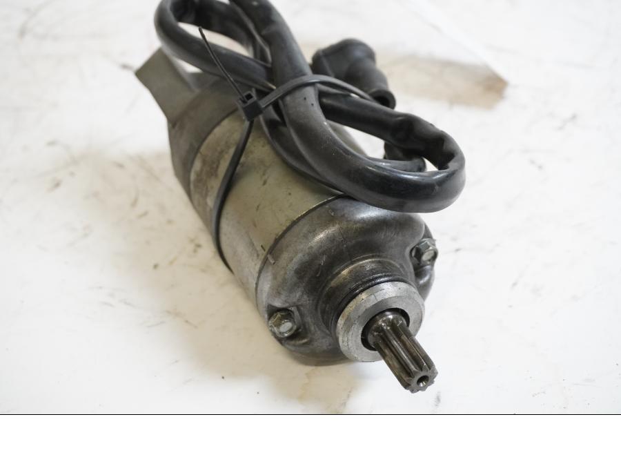 Framsidan på Startmotor från en Honda CBR 900 RR -2002 motorcykel.