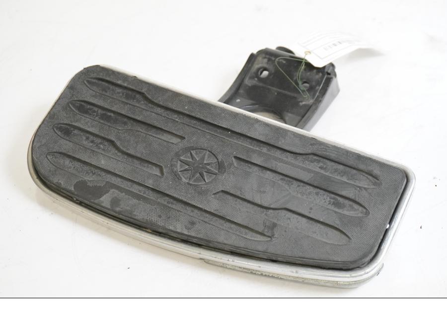 Framsidan på Fotplatta från en Yamaha XV 1600 -2002 motorcykel.