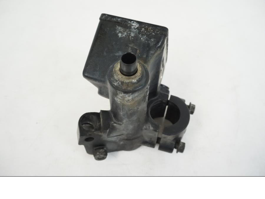 Snett nerifrån på Kopplingshuvudcylinder från en Yamaha FZR 1000 -1990 motorcykel.