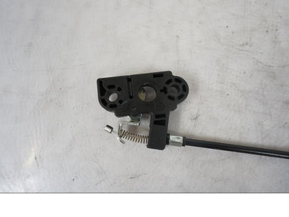 Baksidan på Sadellåsmekanism från en KTM 1290 Super Duke R -2023 motorcykel.