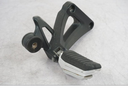 Snett nerifrån på Fotpinne från en Suzuki GSF 1250 -2010 motorcykel.