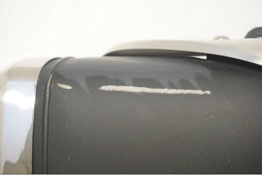 Snett uppifrån på Ljuddämpare från en Suzuki SV 650 -2016 motorcykel.