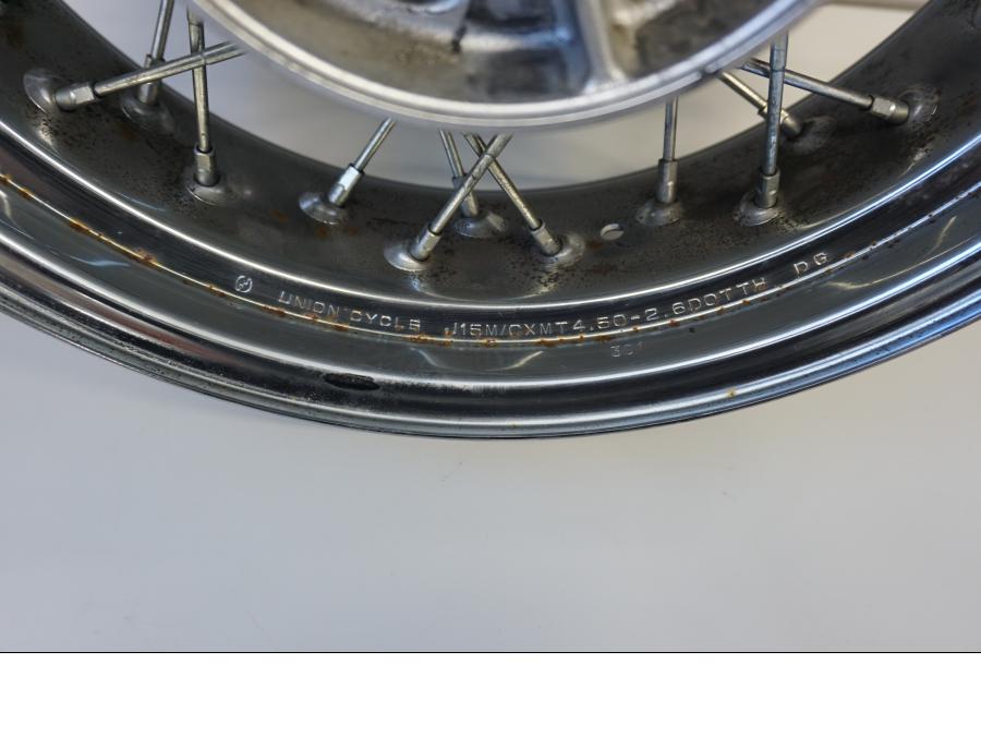 Vänster sida på Fälg från en Kawasaki VN 900 -2006 motorcykel.