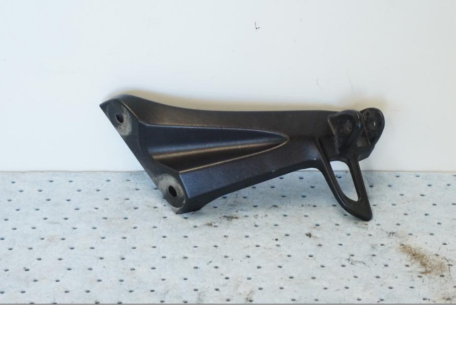 Höger sida på Fotpinnefäste från en Suzuki GSX 1300 BK -2008 motorcykel.