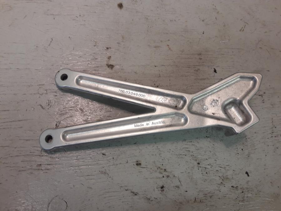 Baksidan på Fotpinnefäste från en KTM 690 SMC -2016 motorcykel.