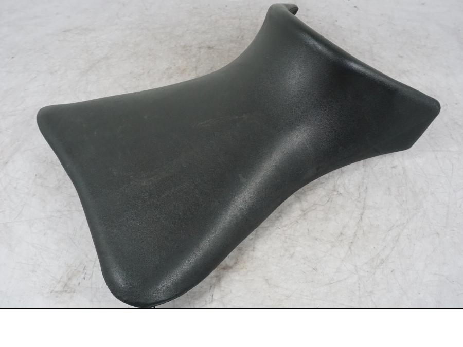 Snett nerifrån på Sadel från en Buell 1125 R -2008 motorcykel.