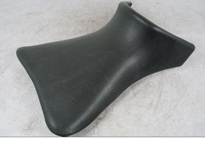 Snett nerifrån på Sadel från en Buell 1125 R -2008 motorcykel.